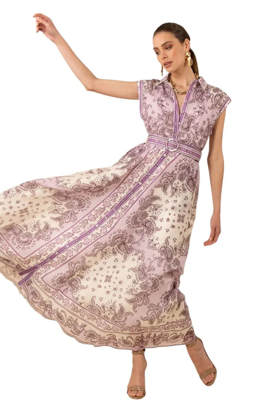 Damesmaxijurk in lila met paisley print, V-hals en riem in de taille.