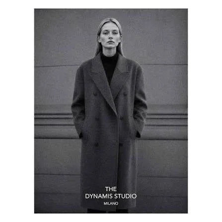 Vrouw in een elegante grijze lange jas van The Dynamis Studio Milano