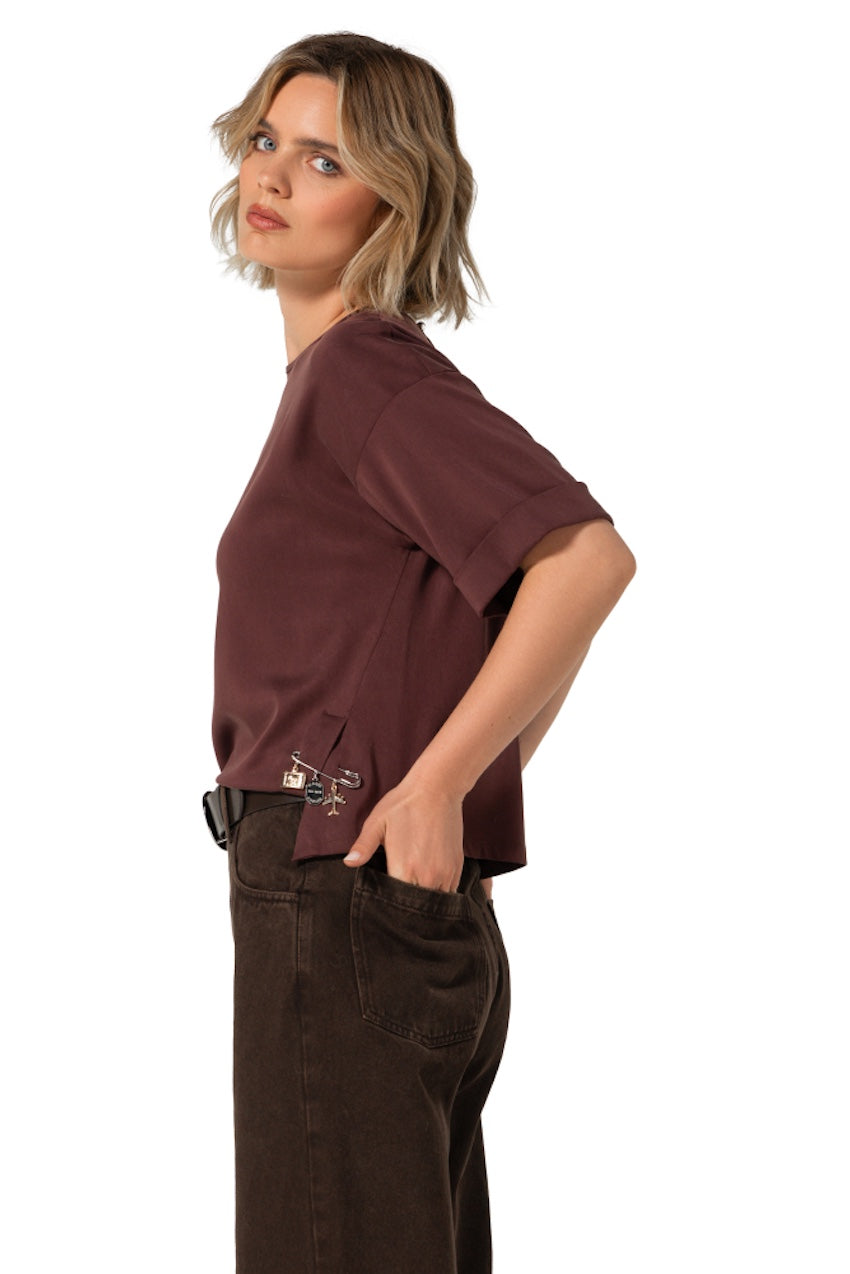 Caroline Biss blusa donna bordeaux, vista laterale su modella