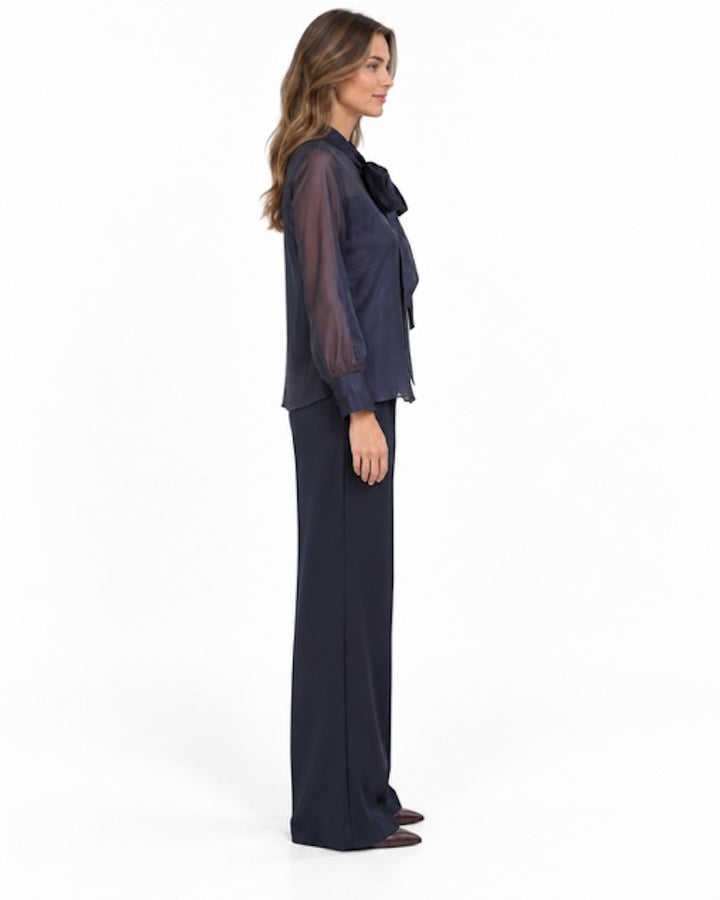 Natan pantaloni donna blu navy, vista laterale su modella
