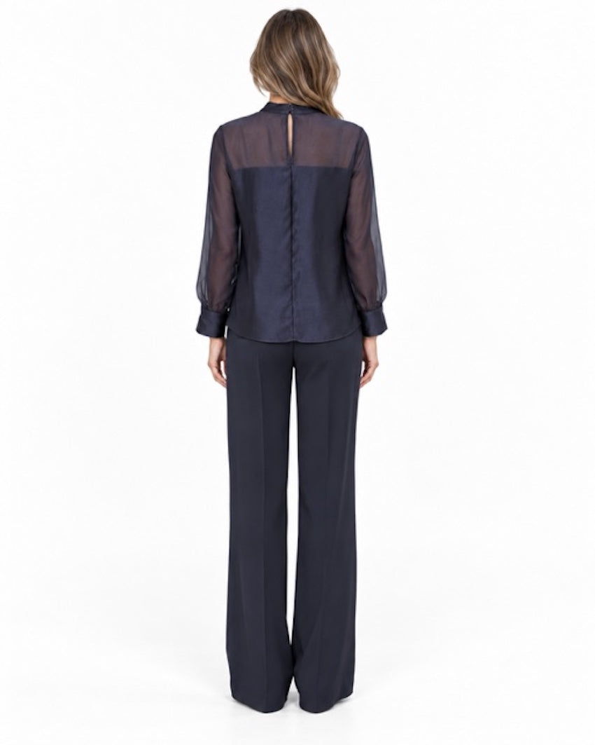 Natan pantaloni donna blu navy, vista posteriore su modella