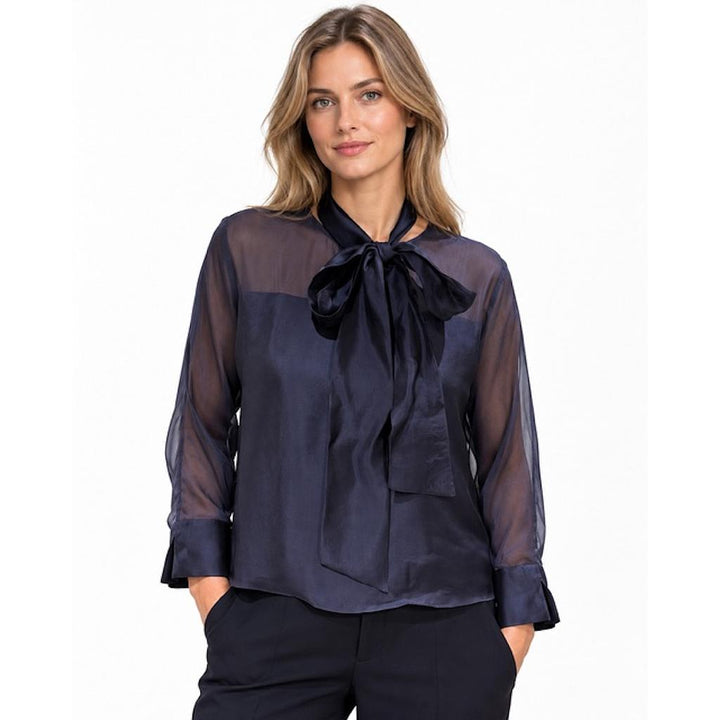 Natan Damenbluse FLAIR in Marineblau mit Halsschleife und transparenten Ärmeln, Vorderansicht am Model